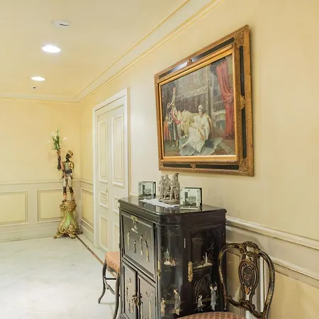 Arc De Triomphe - Foch Palace Párizs